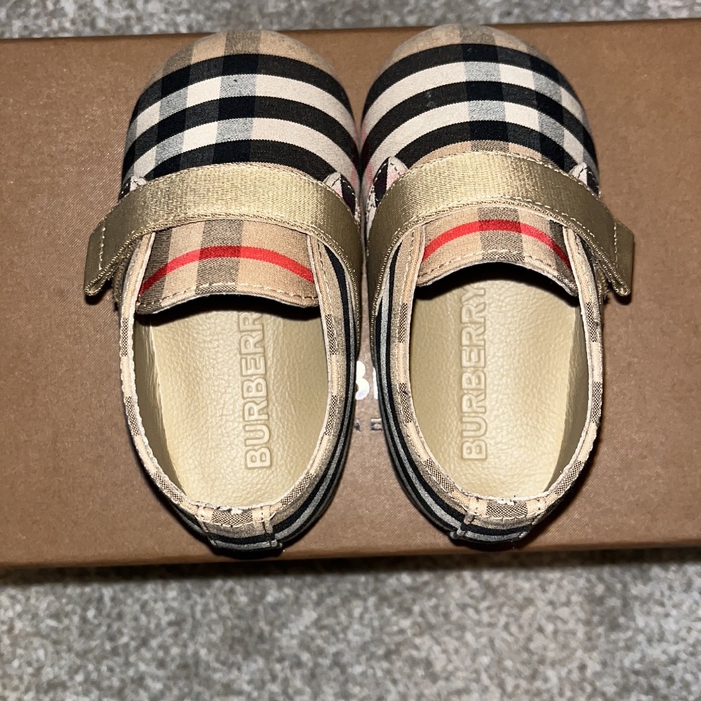 Baby girls Burberry London England canvas shoes. Beige Charlton Check - Picture 5 of 7